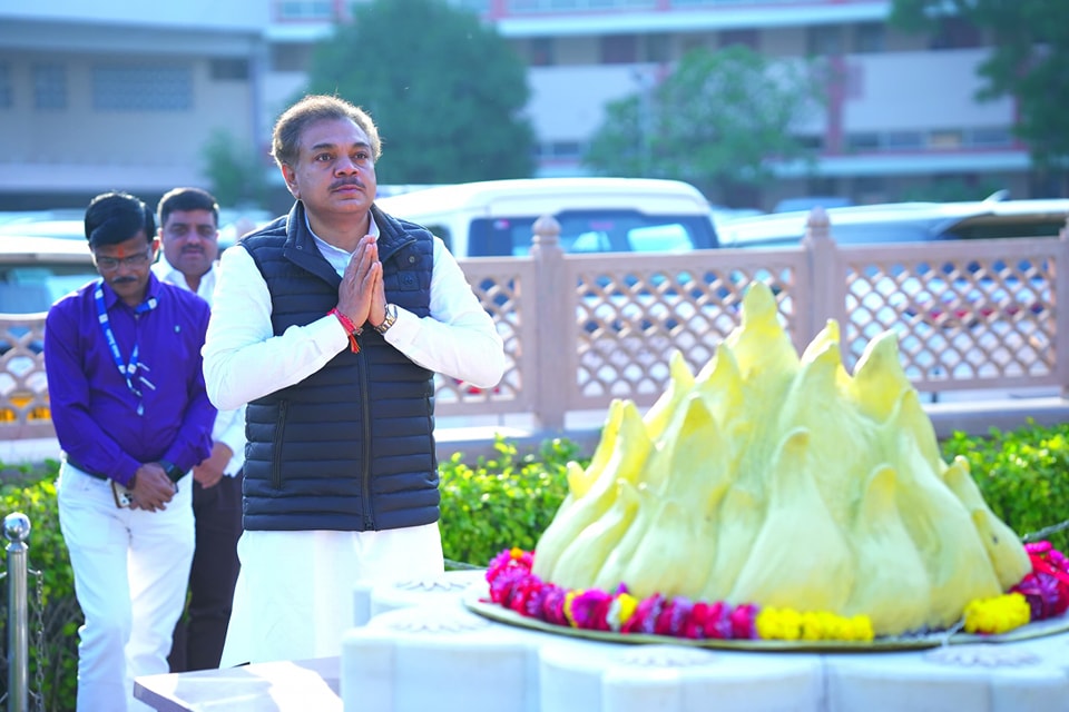 रेशीमबाग, नागपूर येथे पूजनीय डॉ.केशव बळीराम हेडगेवार व पूजनीय श्री.माधव गोळवलकर गुरुजी यांना अभिवादन केले.